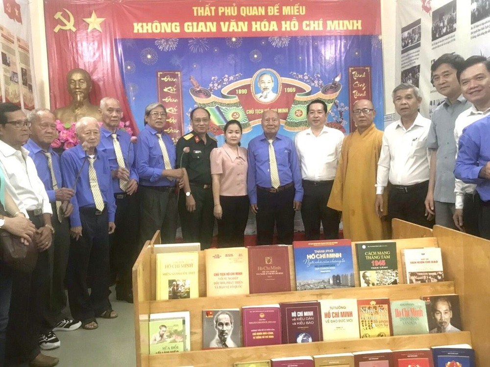 守德市領導與七府關帝廟理監事在“胡志明文化空間”留影。