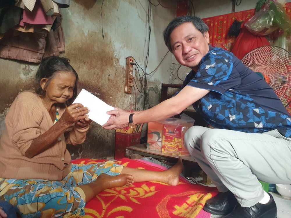 羅國均理事長將善款贈送給羅四妹大娘。