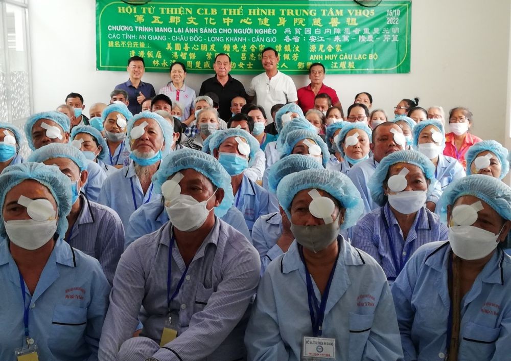 第五郡文化中心健身院慈善組代表團(後排)與完成眼科手術人士合照。