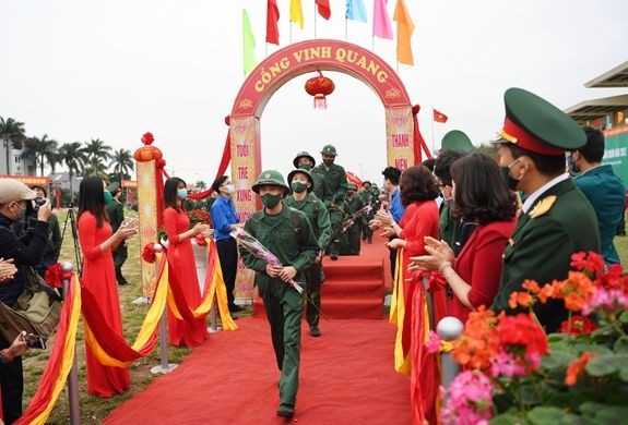 公民啟程入伍。