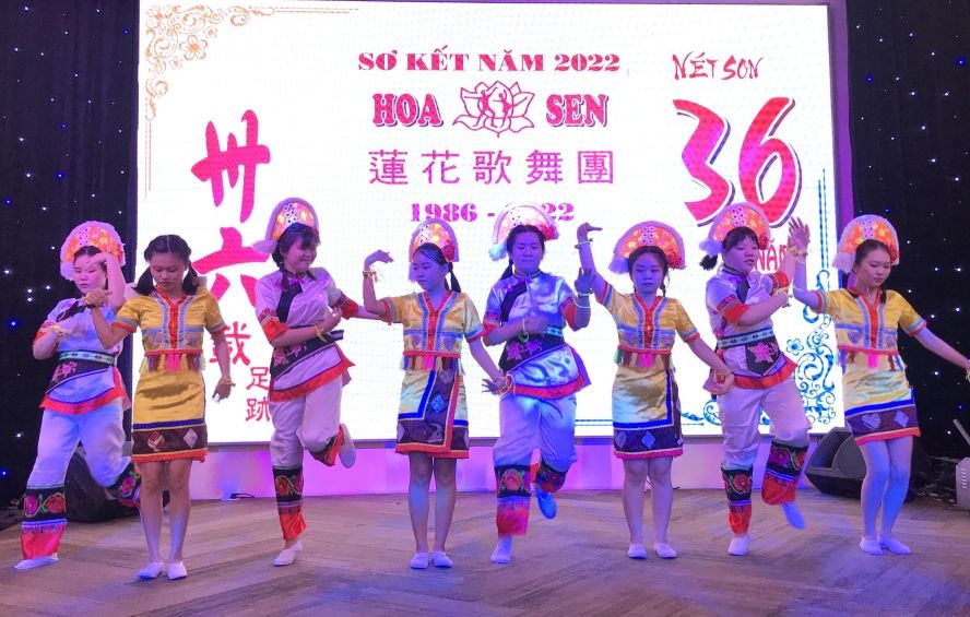 蓮花歌舞團載歌載舞賀團慶。