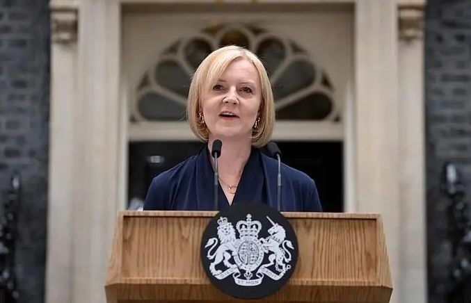 9月6日，特拉斯在倫敦首相府門前發表就任英國新首相以後的首次演講。（圖：路透社）