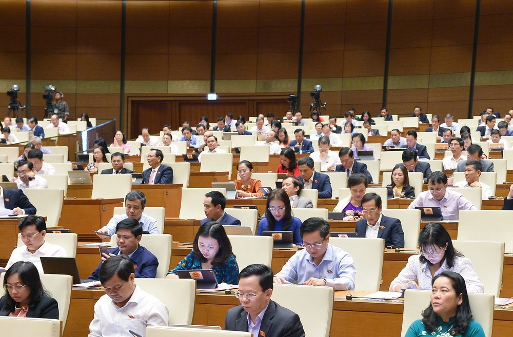 國會代表在討論國會社會經濟情況。