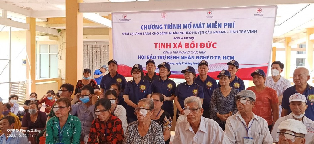 培德精舍理事會代表團與病人於手術後合照。