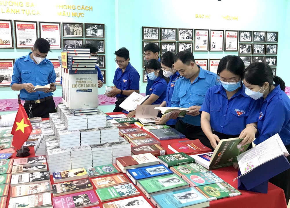 第六郡胡志明文化空間提供豐富書籍讓青少閱讀。