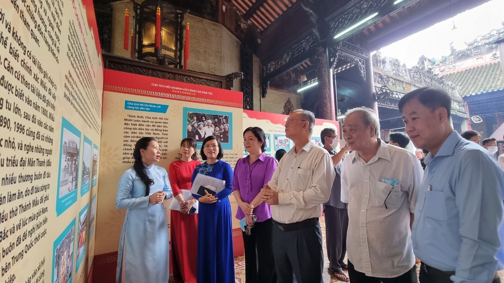 各代表參觀“胡志明文化空間”。