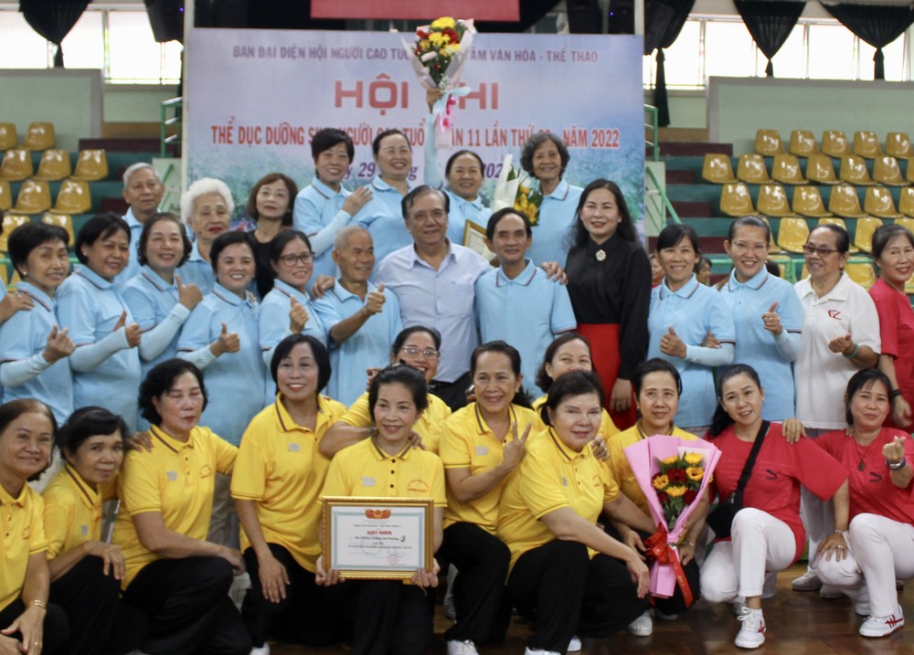 第十一郡高齡人會主任朱杞文（二排中）與得獎隊合照留念。