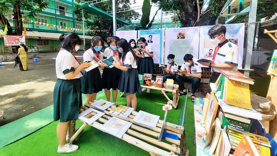 平盛郡何煇習初中學校的學生在設於校園內的胡志明文化空間閱讀關於老人家革命 生涯與事跡的書籍。