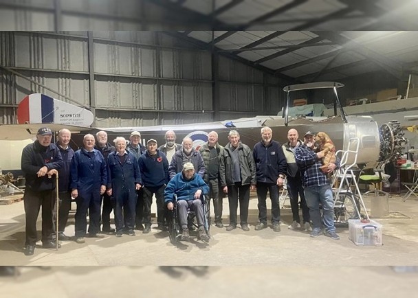 協會成員與戰機模型合照。