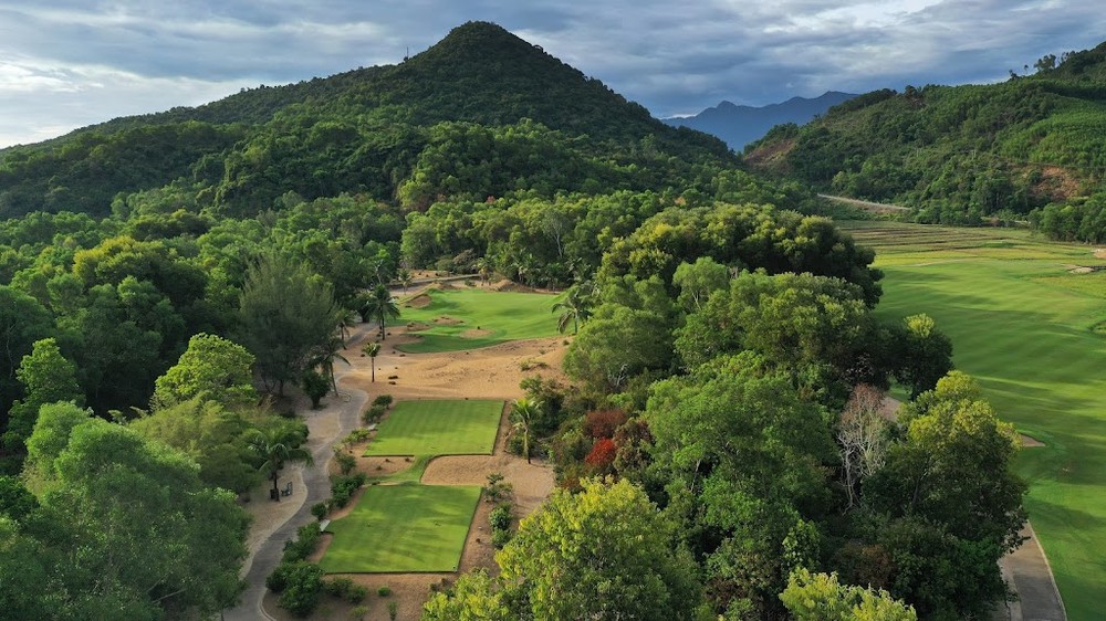 姑陵Laguna高爾夫球場綠樹懷抱。