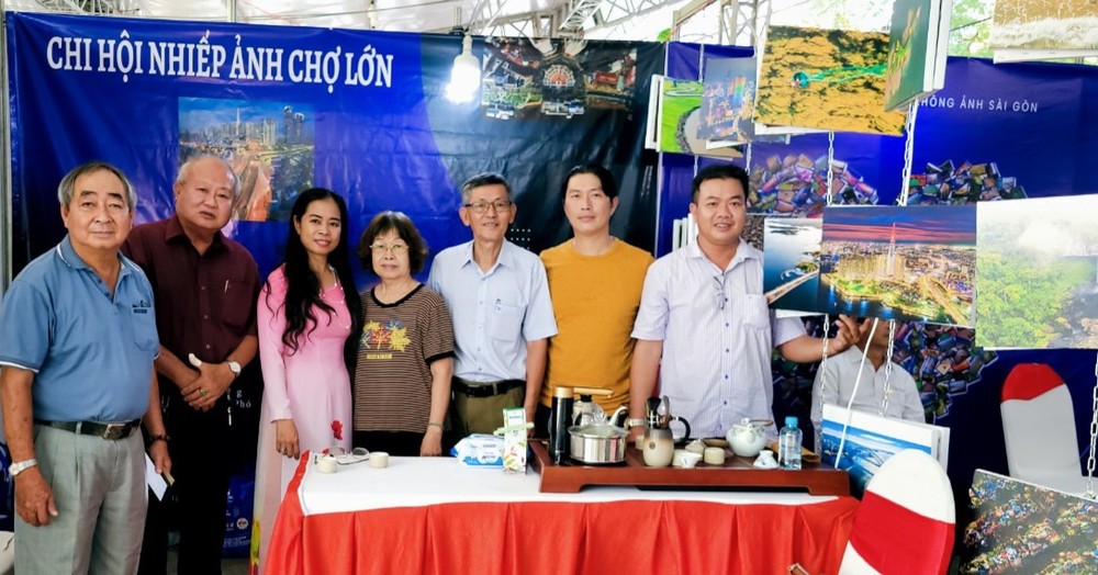 華人攝影家參加攝影藝術展