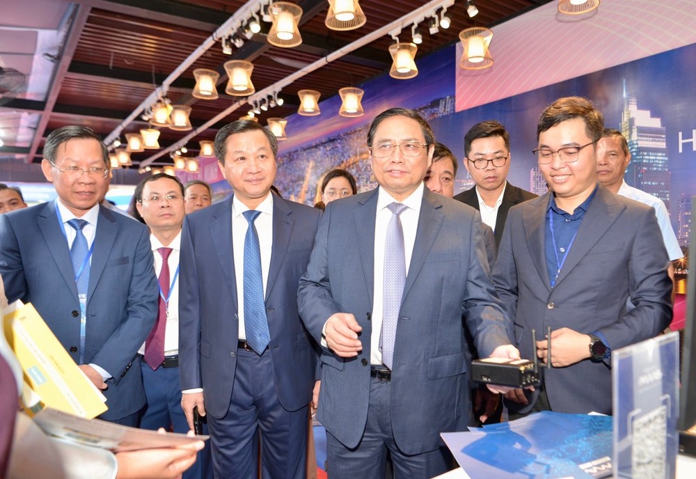 政府總理范明政參觀南部東區產品展。