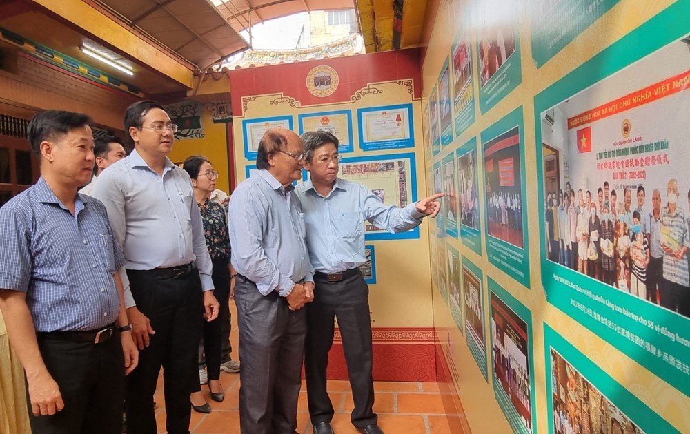 市和第五郡領導與各代表參觀溫陵會館的胡志明文化空間。