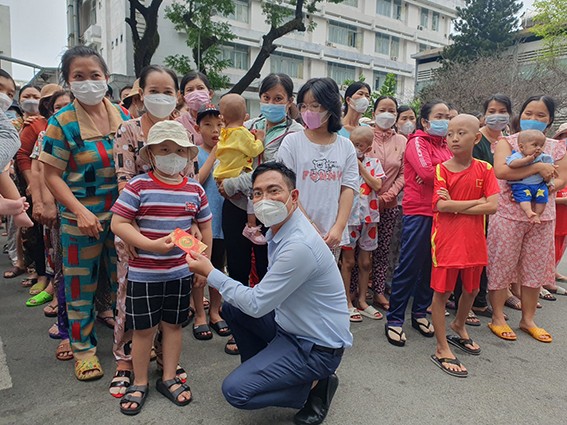 本报编委文忠孝向病童赠送红包。