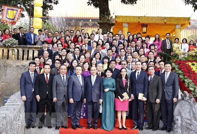 国家主席阮春福偕夫人和参加2023年“家乡之春”活动的海外越南人代表。