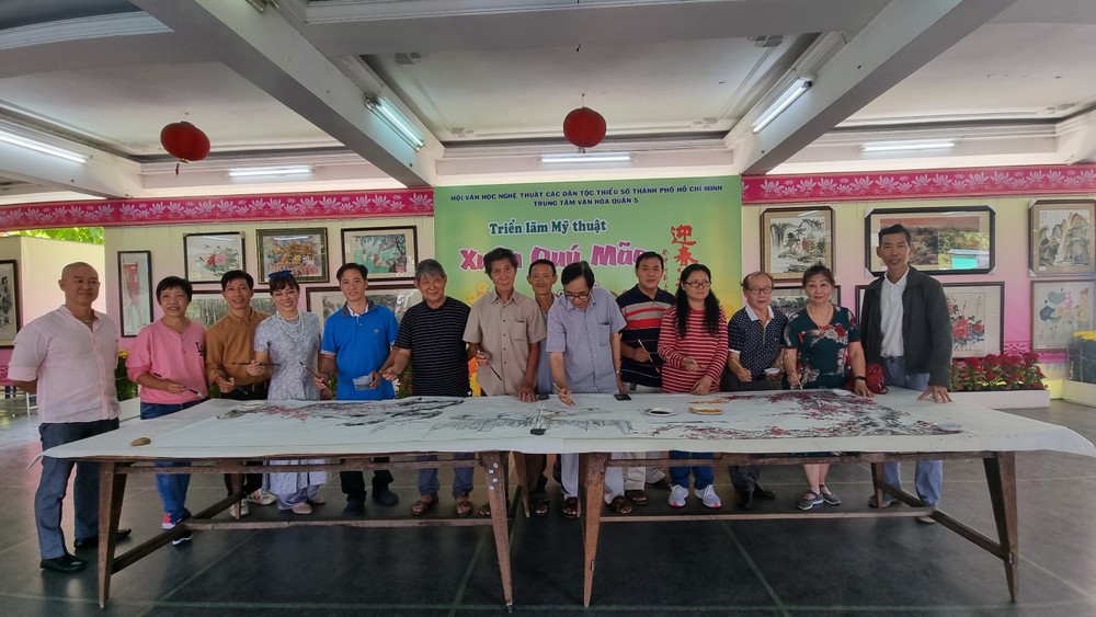 华人画家合绘《梅林耸立桃树欣然》