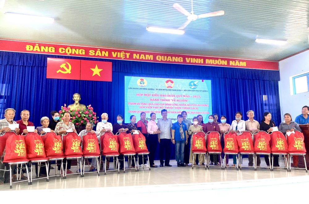 组办单位向优抚对象赠送礼物。