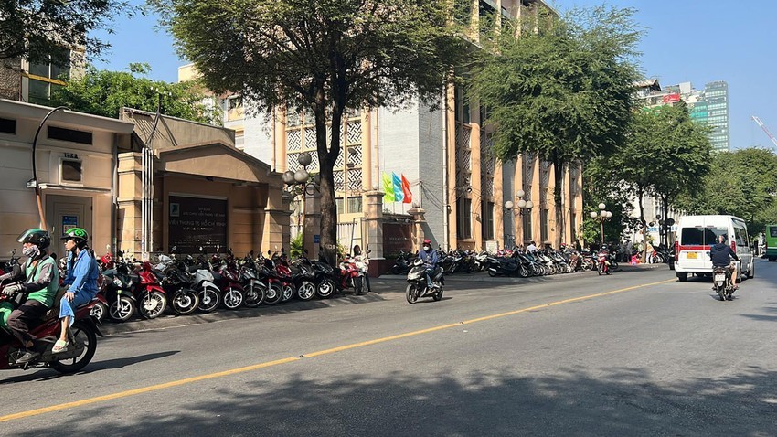 未来期间，本市计划开展部分马路和人行道收取临时使用费提案。