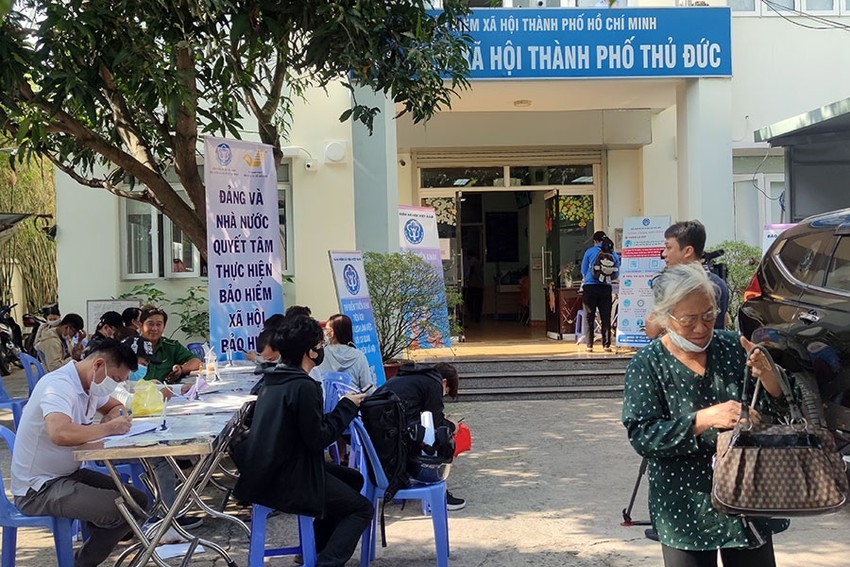 劳动与荣军社会部建议，提前退休的劳工若要领取一次性社保，获享款项将按参保年数来计算。图：劳工申办社保手续。