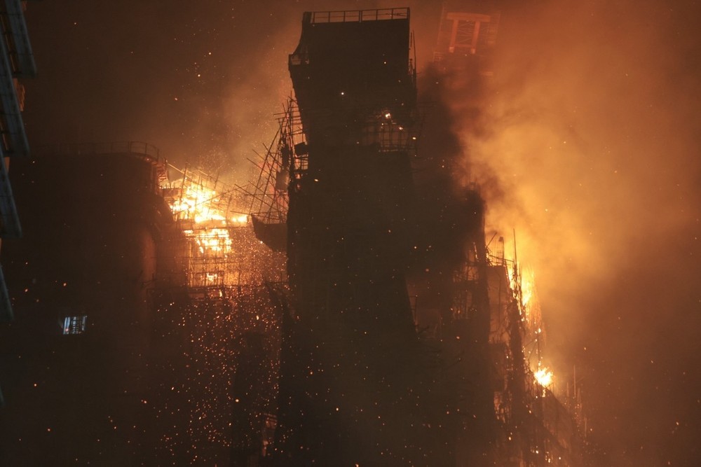 现场火势猛烈。