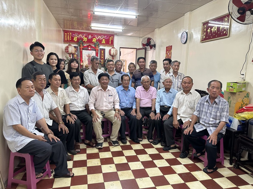 闽南古乐社理事会祭祖合照。