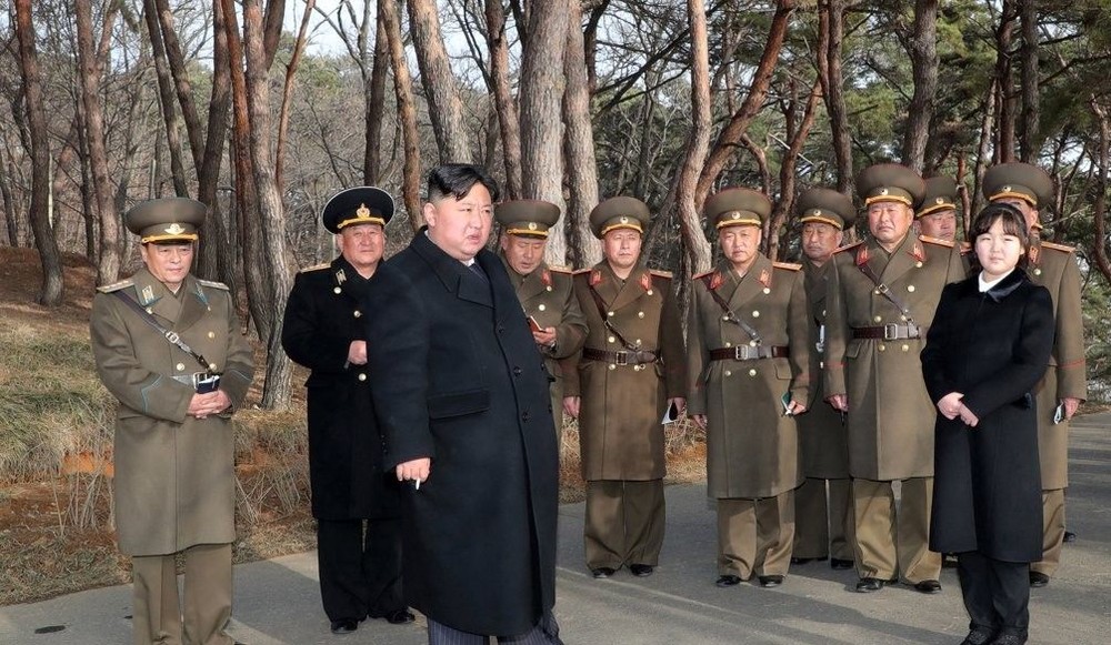 金正恩视察炮兵训练