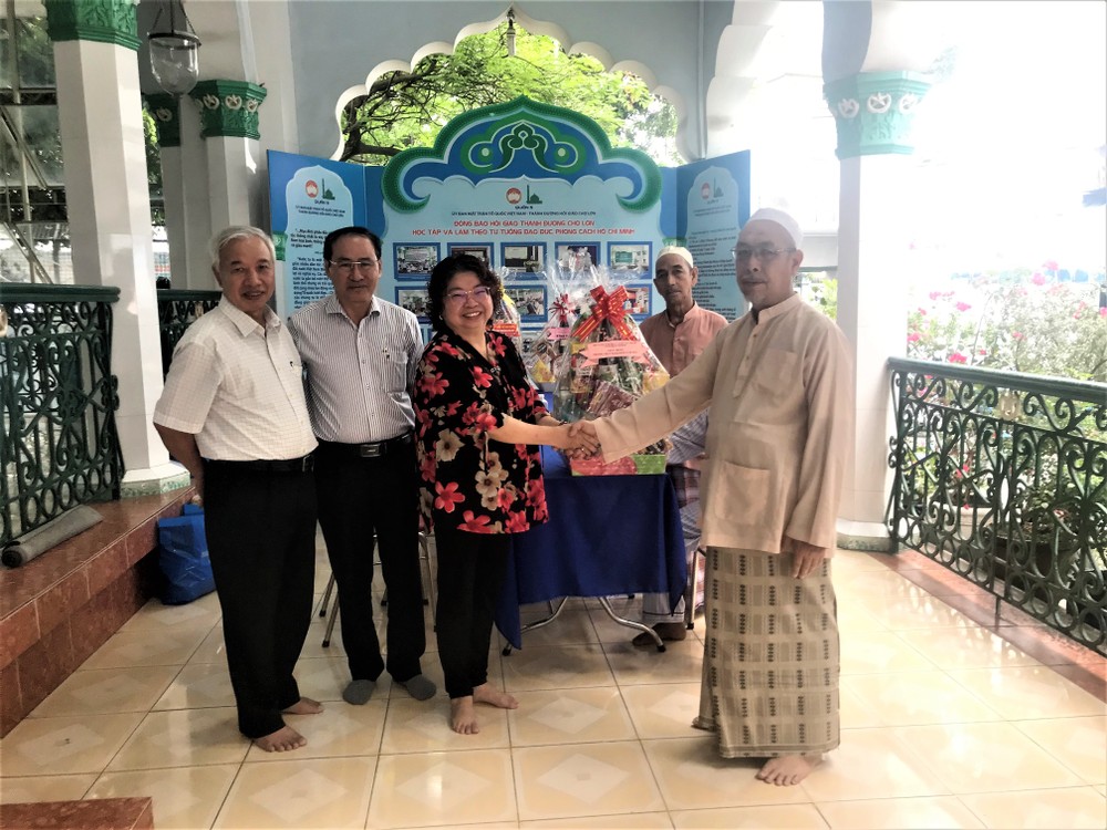 市各民族文学艺术协会常值副主席张四妹向第五郡占婆族同胞赠送礼物。