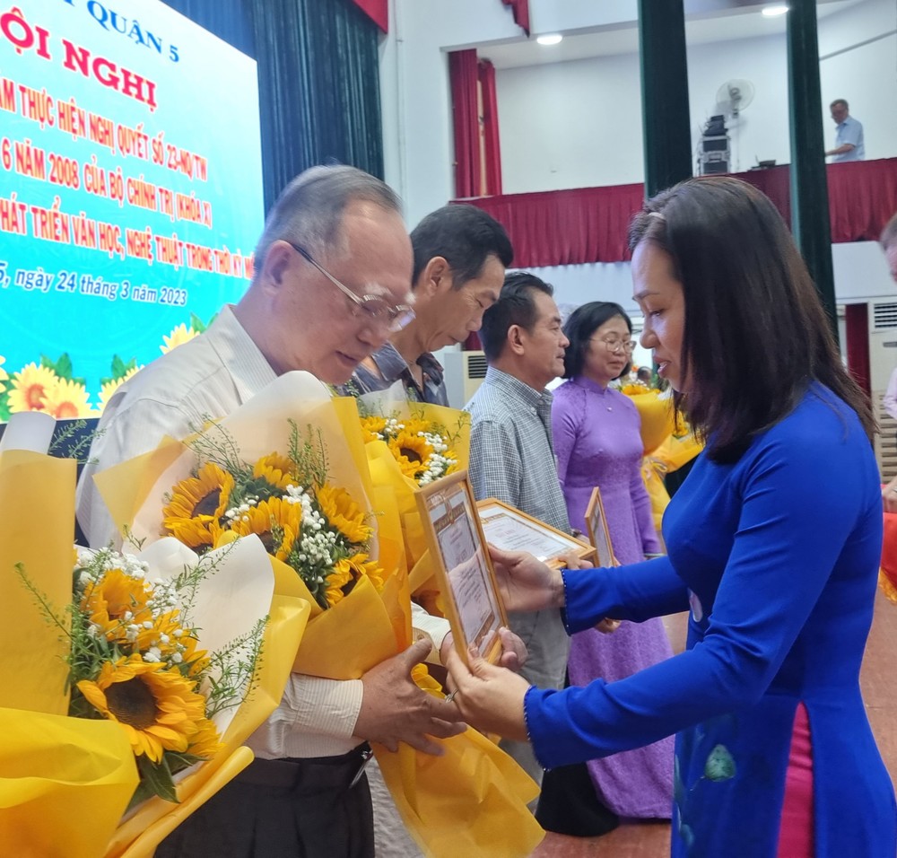 为文学艺术作贡献的集体和个人获奖励。