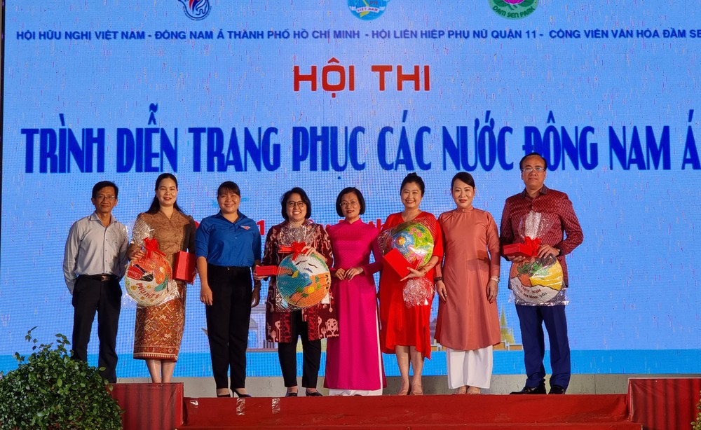 第十一郡举办东南亚各国时装表演比赛