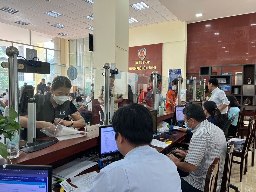 民众在市司法厅的“一站式”部门办理行政手续。