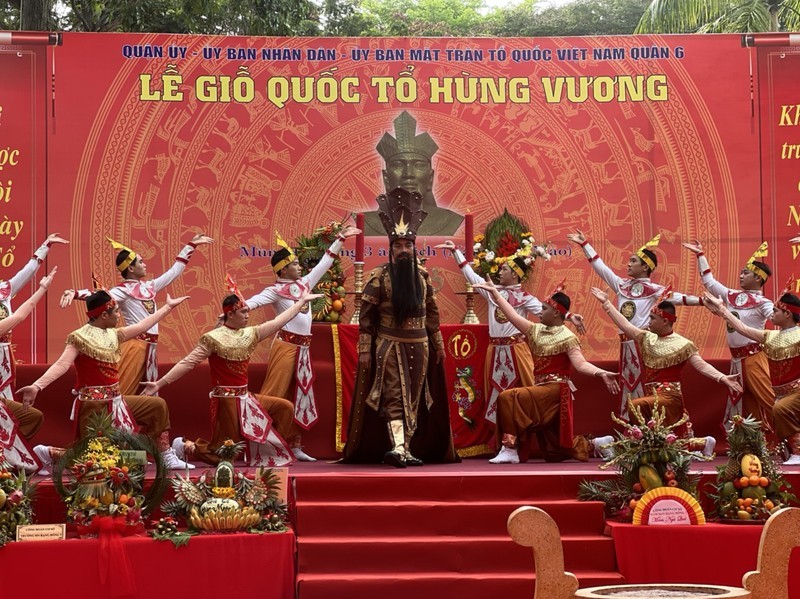 雄王始祖忌辰仪式的文艺节目。