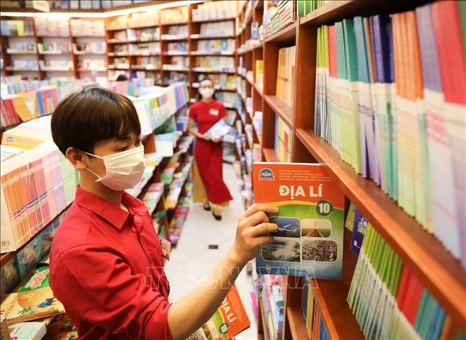 学生在书局购买教科书。