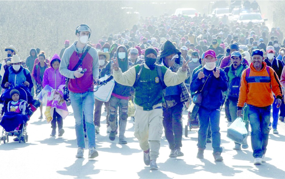 在墨西哥布埃布拉，试图北上前往美国的移民走在一条公路上。