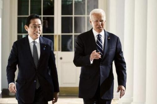 美国总统拜登（右）与日本首相岸田文雄。