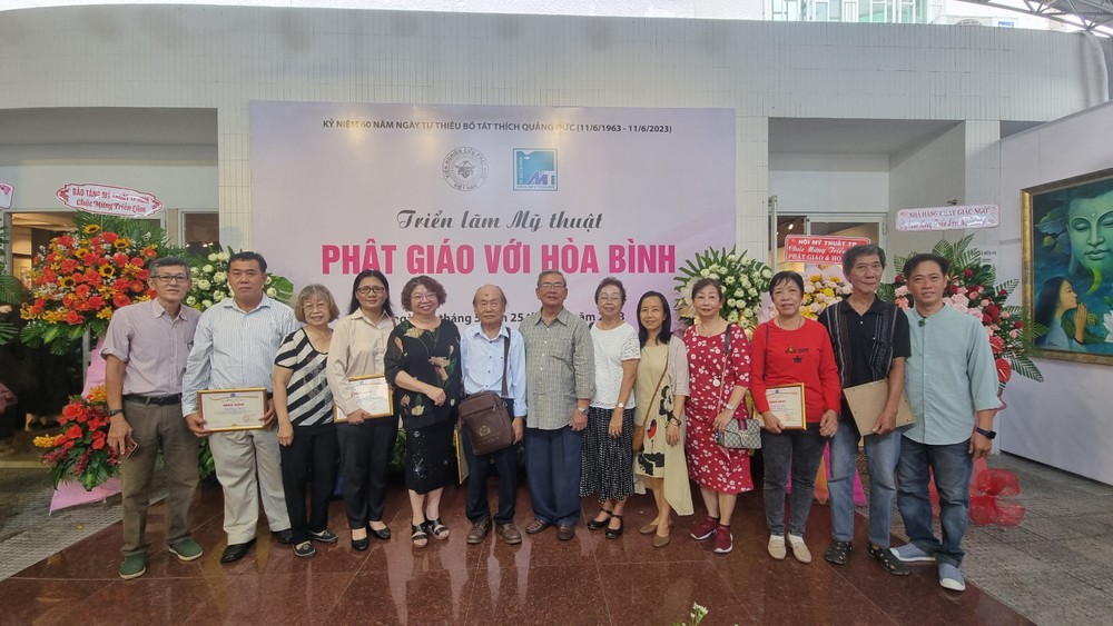 市各民族文学艺术协会常值副主席张四妹与各位画家、文艺工作者参加开幕式。