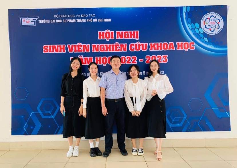 中文系副主任朱亚辉(右三)与获奖的大学生合照。