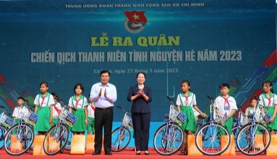 国家副主席武氏映春向当地贫困学生赠送礼品。