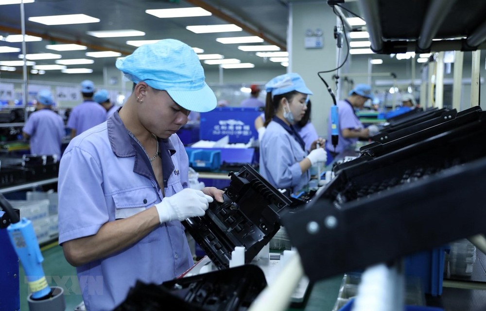 海防越南新加坡工业区的外国公司生产线。