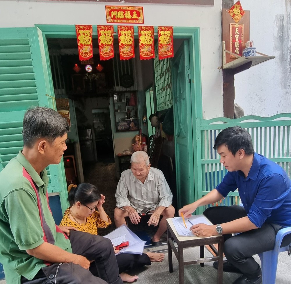 复查团到第三坊贫困边缘户作实地考察。