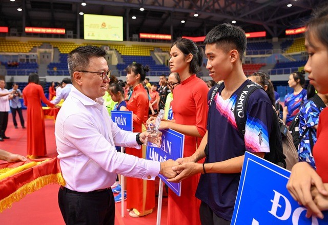 《人民报》总编辑黎国明向各队颁发奖章