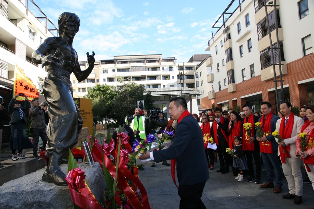 李小龙铜像献花仪式在悉尼高嘉华市举办。