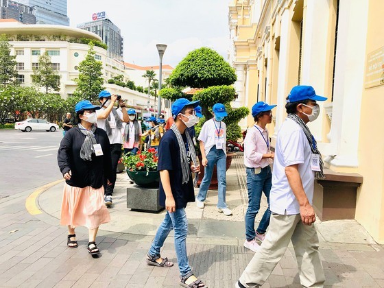 游客参观市人民议会和市人委会办事处。