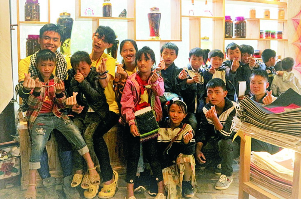 飘零计划成员与高山区儿童一起参观沙巴(老街)的社会企业 。
