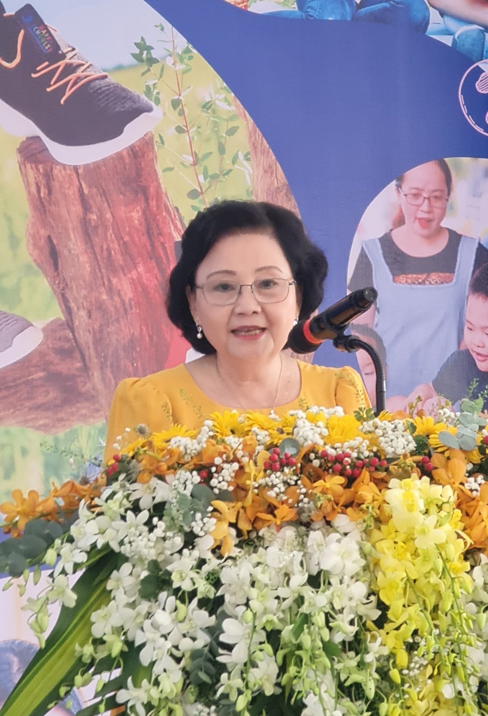 平仙副董事长赖谦勉励员工的子弟奋发图强。