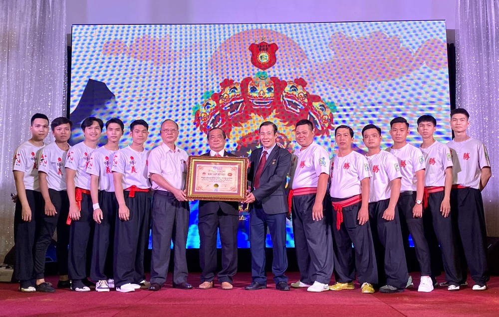 《五狮戏球》成功演出后摄。