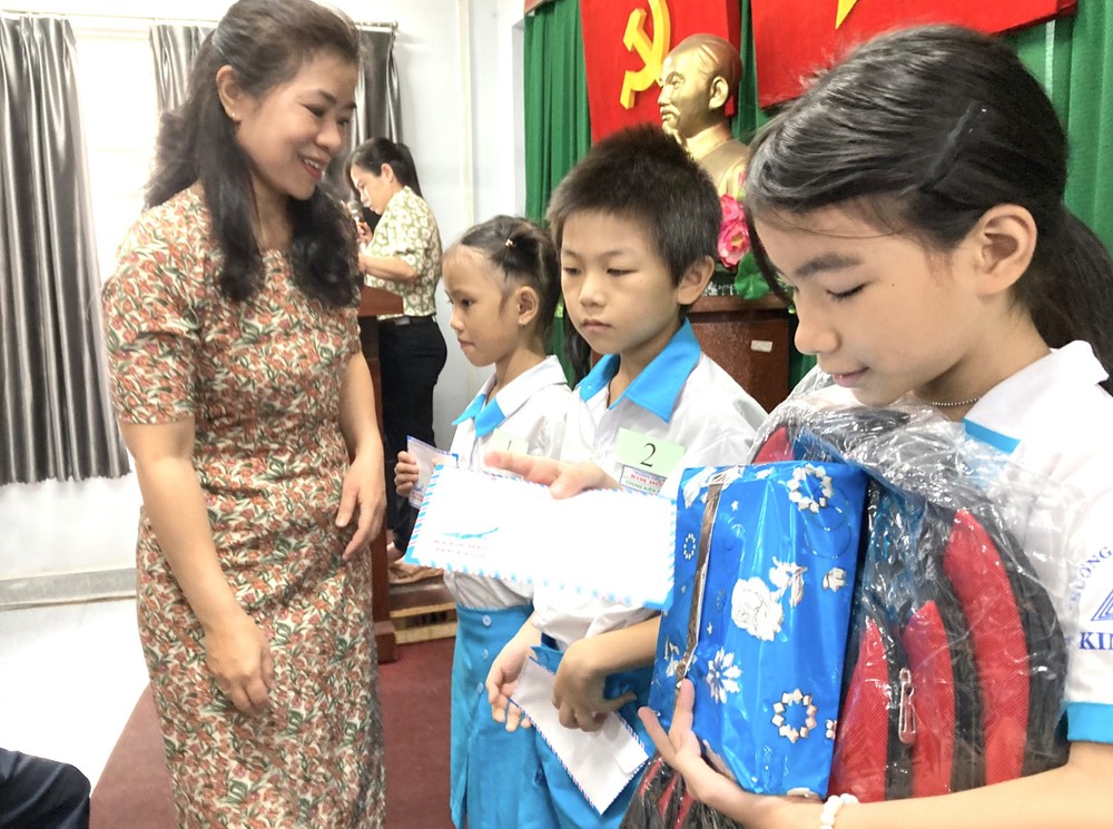 丁氏心（丈夫是福建人）颁发助学金予清贪子弟。