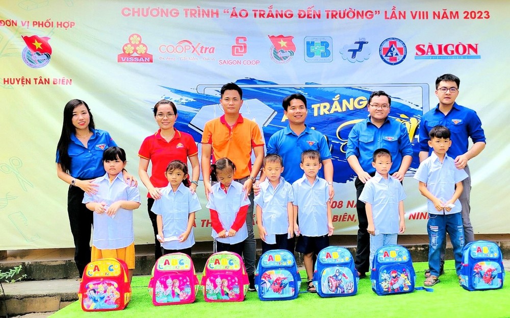 代表团向学生赠送助学金、校服与文具。