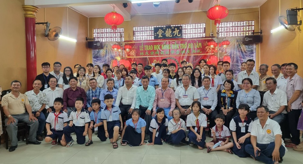 林氏大宗祠理事会与宗亲优秀子弟合影。