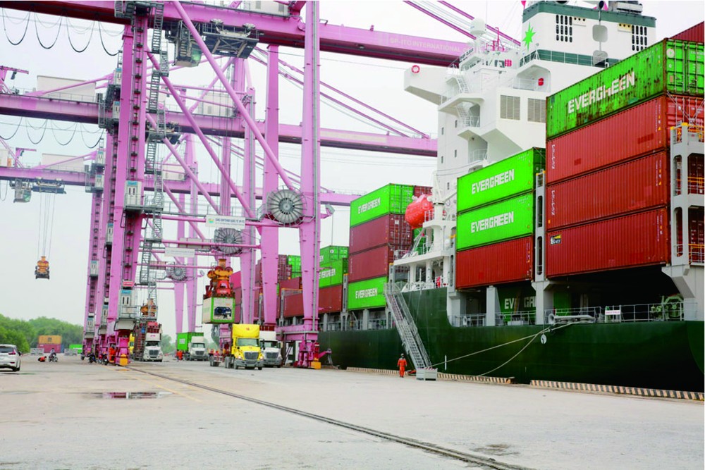 港口装卸集装箱一隅。