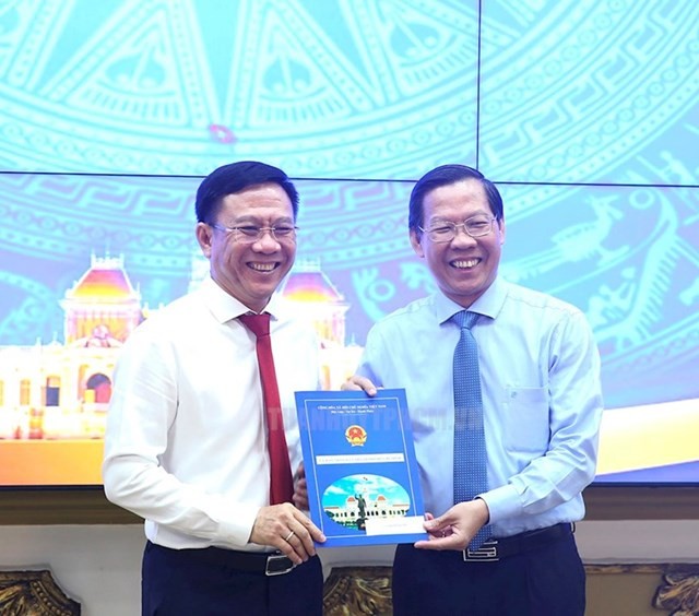 市人民委会主席潘文迈向阮玉辉颁发了接待和任命决定。